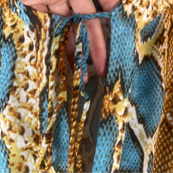 Oliváceos RADIANT REVEAL SNAKE
PRINT ROMPER Bohemian Print Jumpsuit Size: S - Picture 10 of 17